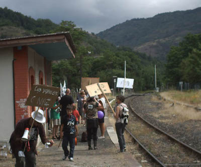 Contre manifestation gare d'Alleyras 17 juillet 2010 : les manifestants attendent le passage du train