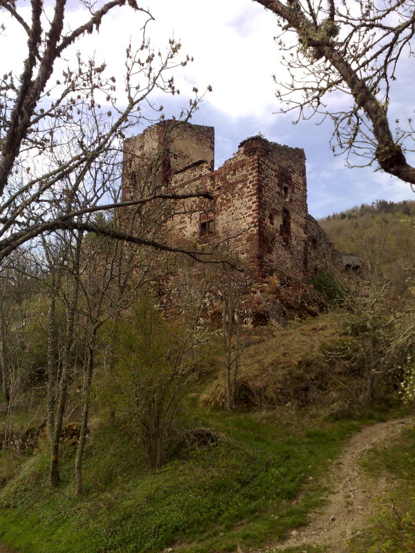 Le château d'Agrain entre Alleyras et Ouïdes